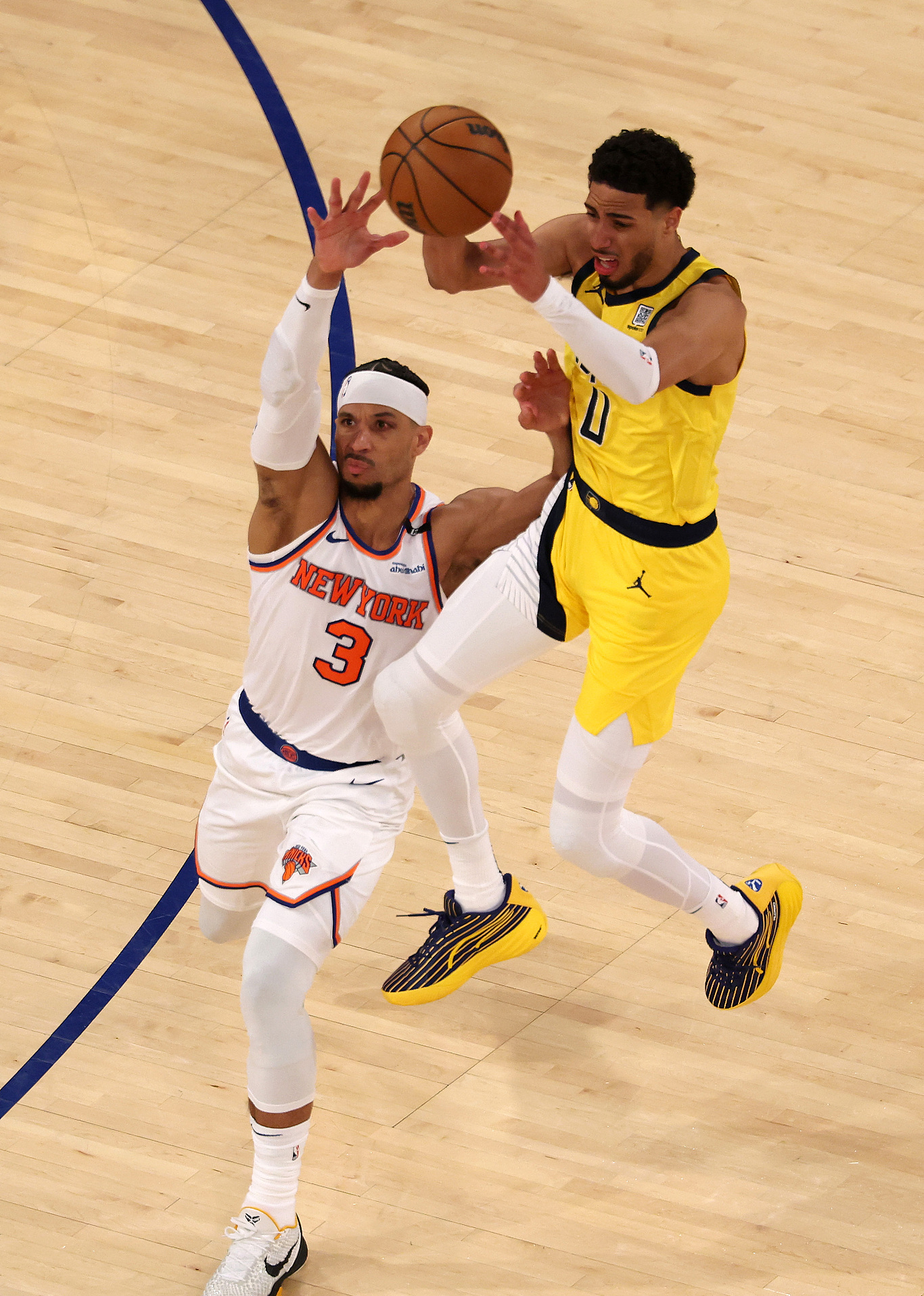 勇士险胜尼克斯，福克斯统治全场