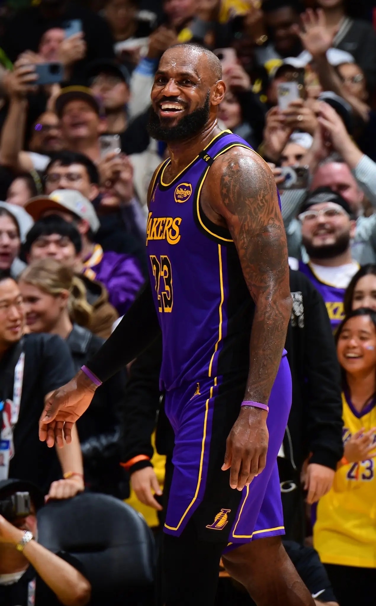 山东队险胜步行者，詹姆斯点燃赛场